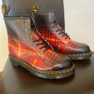 *NEW* Dr. Martens Tartan Boots. size 9